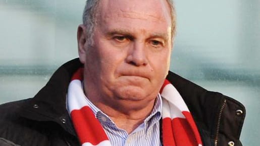 Uli Hoeneß ärgert sich über die zweite Saison-Niederlage.