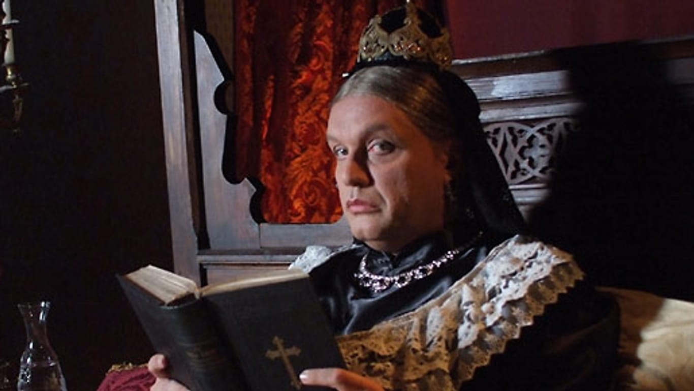 Hape Kerkeling als Königin Victoria in "Terra X: Unterwegs in der Weltgeschichte"