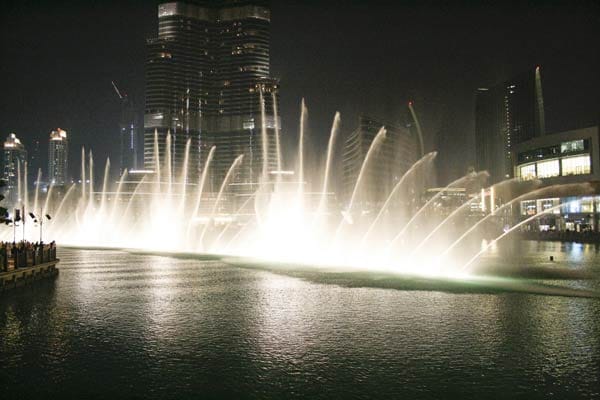 Im künstlichen See unterm Burj Khalifa tanzen jeden Abend ab 19 Uhr die "Dubai Fountains" - Hunderte von Fontänen im Halbstundentakt.