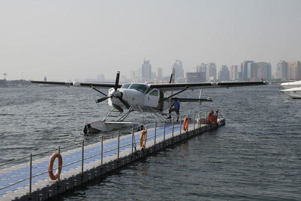 Dubai aus der Vogelperspektive erlebt man beim Seawings Rundflug mit dem Wasserflugzeug. Der Rundflug startet auf dem "Creek", dem Meeresarm, der die Altstadt von Dubai durchschneidet.