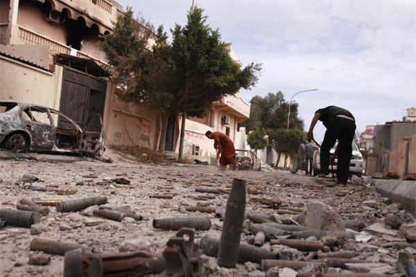 Nach den heftigen Kämpfen um Gaddafis letzte Bastion werden in Sirte die Trümmer weggeräumt