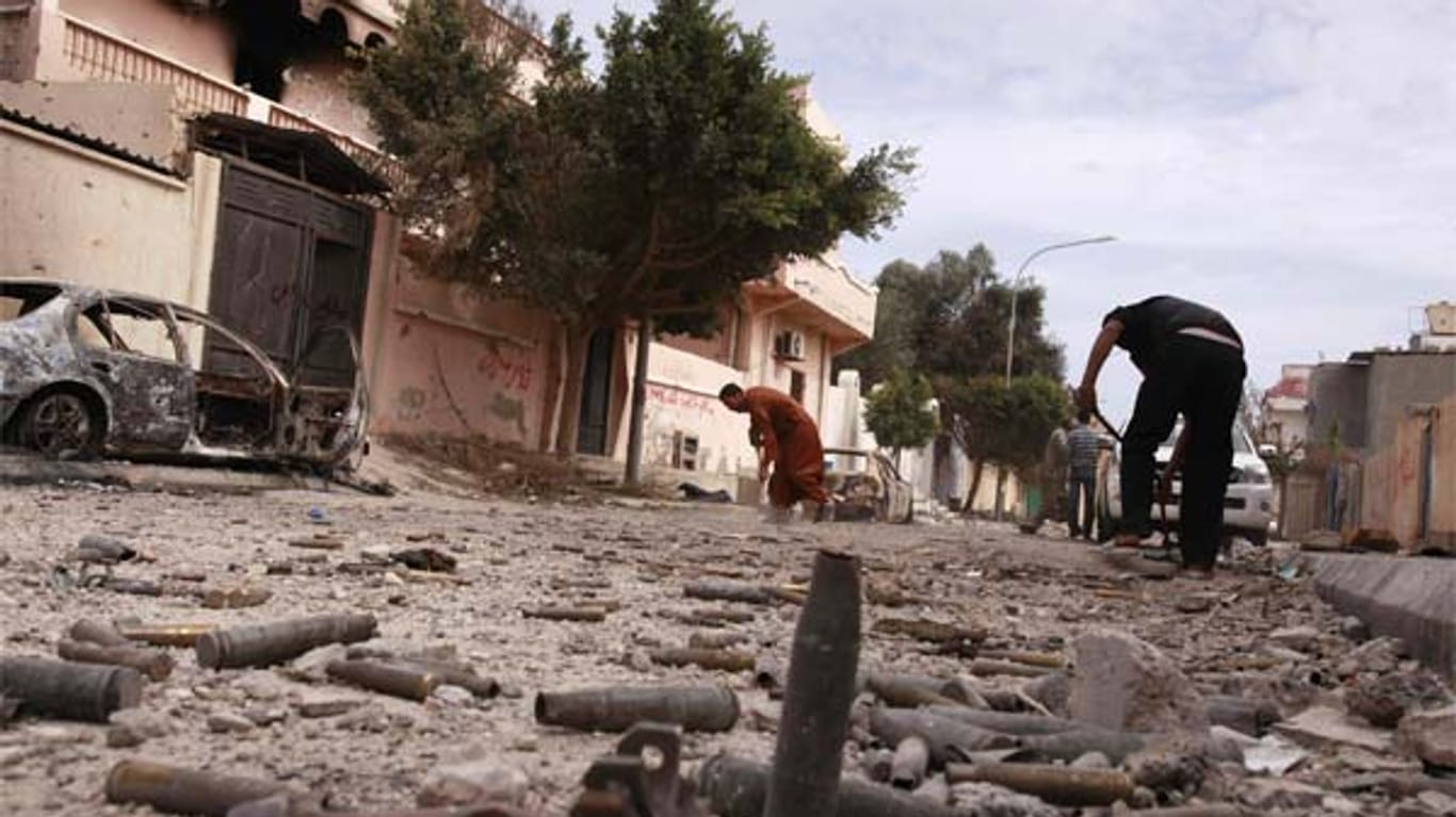Nach den heftigen Kämpfen um Gaddafis letzte Bastion werden in Sirte die Trümmer weggeräumt