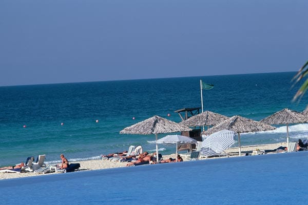 Warum teuer in einem Beachhotel wohnen, wenn einer der besten Badeplätze öffentlich ist? Der Jumeirah Beach Park.