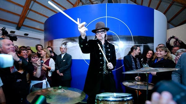 Mit rund zehn Millionen Zuschauern pro Folge zählt der "Tatort" zu den beliebtesten Krimireihen im deutschen Fernsehen. In der Erstfassung der Titelmelodie aus dem Jahr 1970 spielte Udo Lindenberg das Schlagzeug.