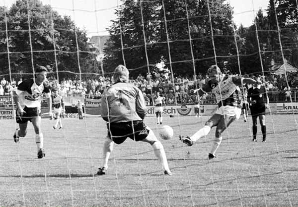 Oliver Zettl (re.) von der viertklassigen SpVgg Fürth markierte am 4. August 1990 beim 3:1-Triumph gegen Borussia Dortmund zwei Treffer.