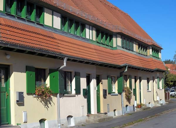 Zwischen 1909 und 1913 entstand dort nach Plänen des Münchner Malers und Architekten Richard Riemerschmidt Deutschlands erste Gartenstadt - nach dem Vorbild fortschrittlicher englischer Arbeiterwohnsiedlungen des späten 19. Jahrhunderts.