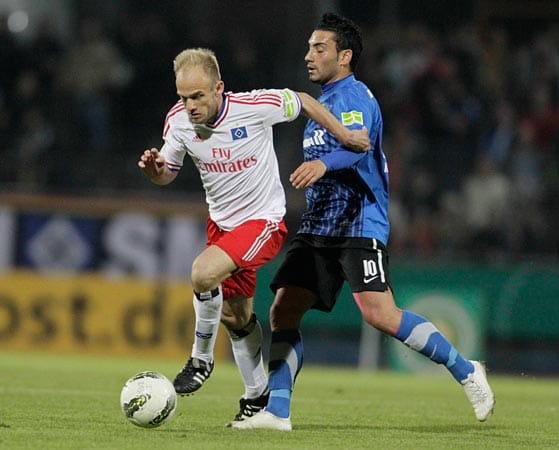 Ahmet Kulabas (re.) und die Eintracht machen es dem HSV mit David Jarolim nicht leicht.