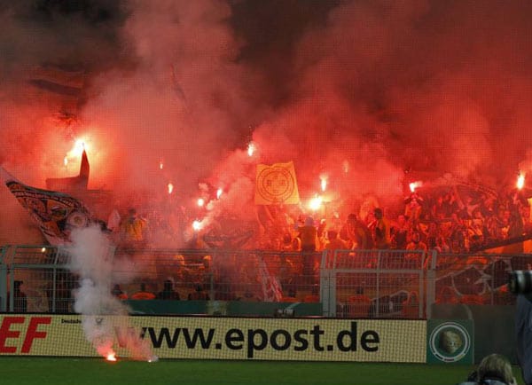 Die Dresdner Anhänger hüllen das Stadion schon vor Anpfiff in dichte Rauchschwaden.