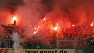 Die Dresdner Anhänger hüllen das Stadion schon vor Anpfiff in dichte Rauchschwaden.