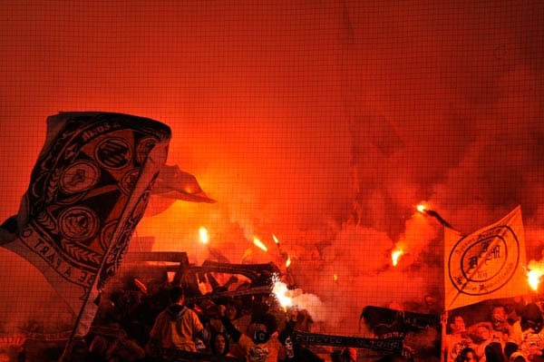 Die Fans von Dynamo Dresden verwandeln ihren Fanblock in ein Meer aus bengalischem Feuer.