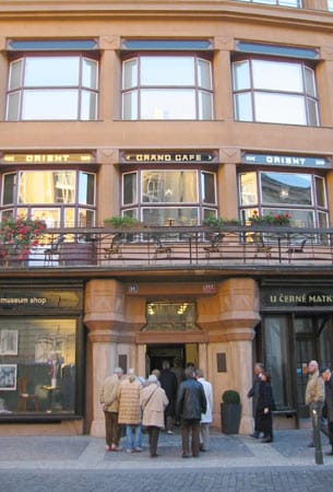 Das Grand Café Orient befindet sich im 1. Stock des "Museum des Kubismus". Die Einrichtung passt zum Konzept des Museums.