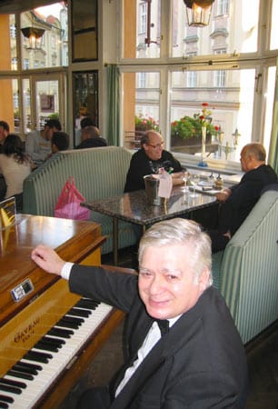 Am späten Nachmittag spielen dort oft verschiedene Pianisten und sorgen für eine gediegene Atmosphäre.