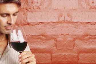 Auch aus Weingenuss kann sich eine Alkoholsucht entwickeln.