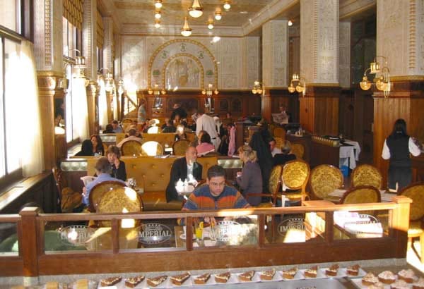 Innen ist das Café Imperial leicht orientalisch angehaucht.