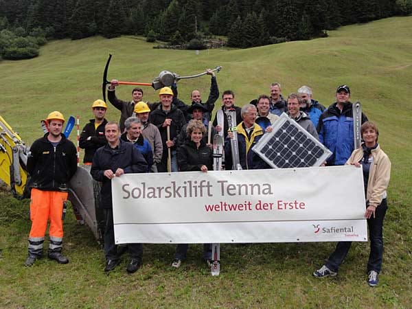 Eine echte Weltneuheit ist der erste solarbetriebene Skilift, der diesen Winter in Tenna im Safiental in Betrieb geht. Damit hat das kleine Graubündner Dorf zwischen Chur und Disentis einen echten Coup gelandet. Gleichzeitig wurde das gesamte Skigebiet CO2-neutral - Tenna hat nämlich nur diesen einen Lift.