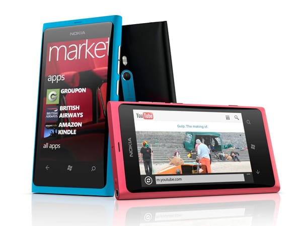 Nokias neues Topmodell – das Lumia 800. Äußerlich ähnelt es sehr dem Nokia N9 und ist ebenso in den Farben Schwarz, Cyan und Magenta erhältlich.