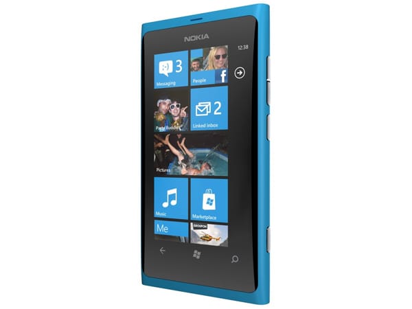 Die größte Besonderheit des Nokia 800 ist aber sein mobiles Betriebssystem. Als erstes Smartphone von Nokia läuft es mit Windows Phone 7 und nicht mit Symbian.