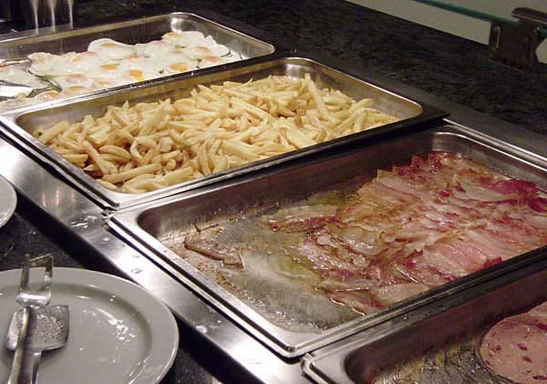Hotel HSM Madrigal in Paguera / Mallorca: So sieht das Essen in einem 4-Sterne-Hotel aus? Speck schwimmt im Fett und die Frühstückeier machen keinen appetitlichen Eindruck.