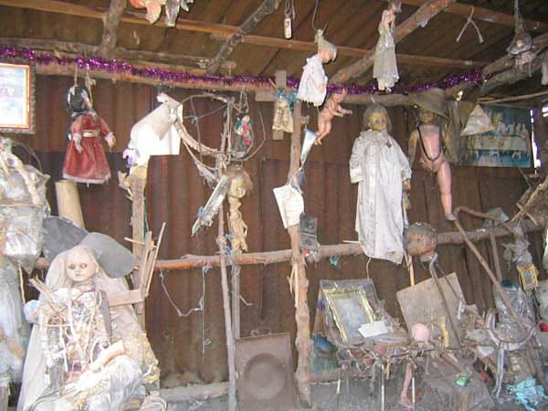 Noch heute ist die Insel ein Gruselkabinett mit Tausenden heruntergekommener Puppen, die auf Bäume gespießt wurden oder daran aufgehängt sind.