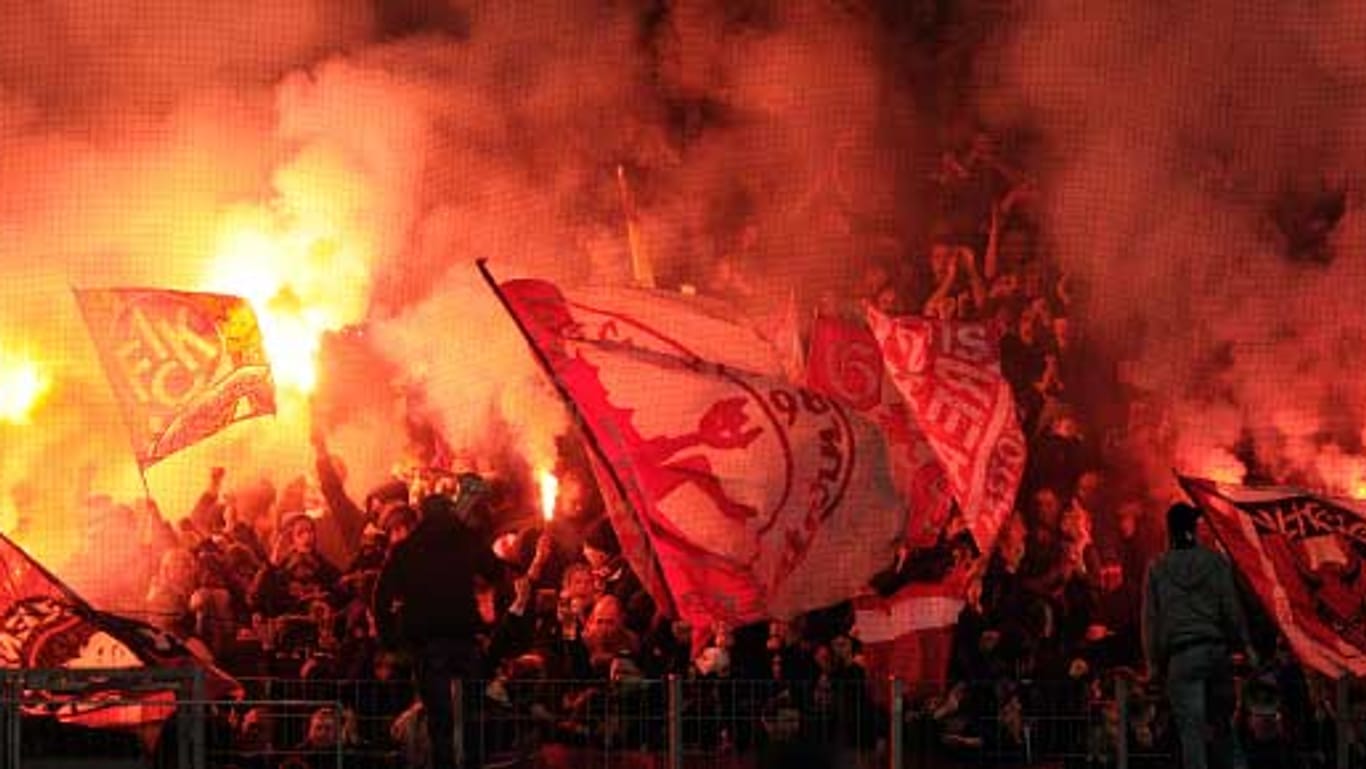 Fans des 1. FC Kaiserslautern zünden im Gäste-Block Feuerwerkskörper.
