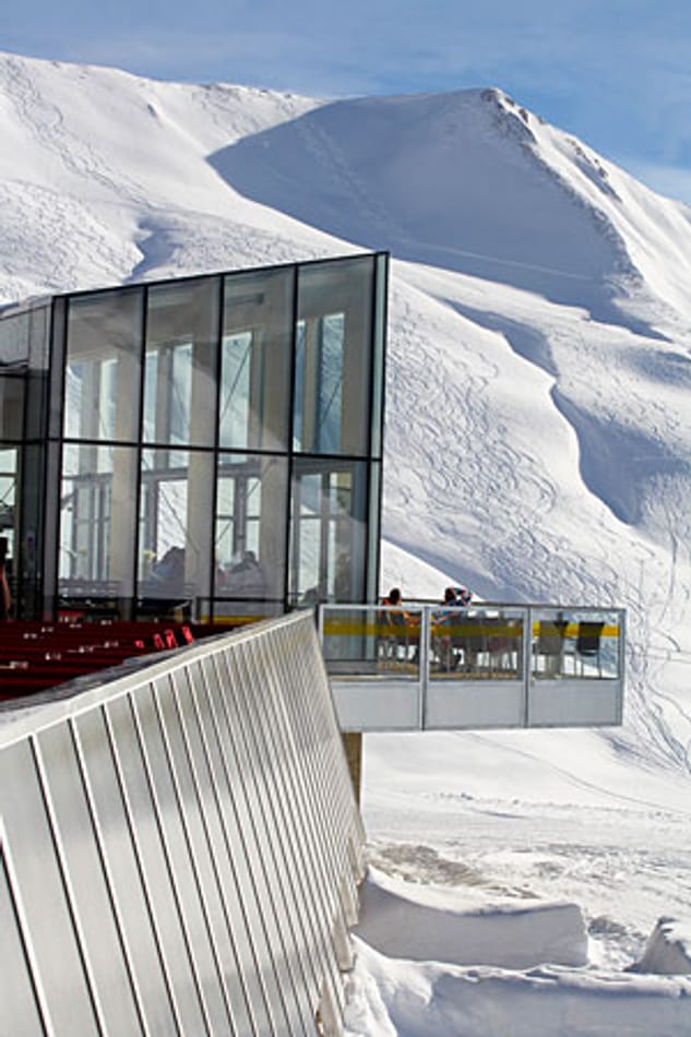 Serfaus greift mit der neuen Masnerkopfbahn nach den Sternen. Die Sechser-Sesselbahn verschiebt den höchsten Punkt des Skigebiets auf imposante 2820 Meter. Bevor man über zwei neu geschaffene Pisten zu Tal schwingt, wird es dort erst mal unterirdisch: Um das Landschaftsbild zu schonen, hat man die Bergstation größtenteils in den Berg versenkt.