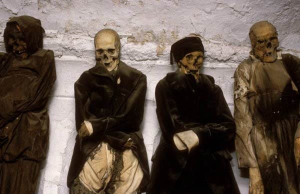 Wer sich gruseln will, kann auch nach Sizilien fliegen: Dort empfangen ihn in der weit verzweigten Gruft des Kapuzinerklosters von Palermo 2000 Mumien aus über 400 Jahren.