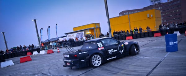 Insgesamt 20 Drifter fuhren mit quietschenden Reifen durch den gerade mal 400 Meter langen Parcour aus Autoreifen und Hütchen. Insgesamt 20 Drifter fuhren mit quietschenden Reifen durch den gerade mal 400 Meter langen Parcour aus Autoreifen und Hütchen.
