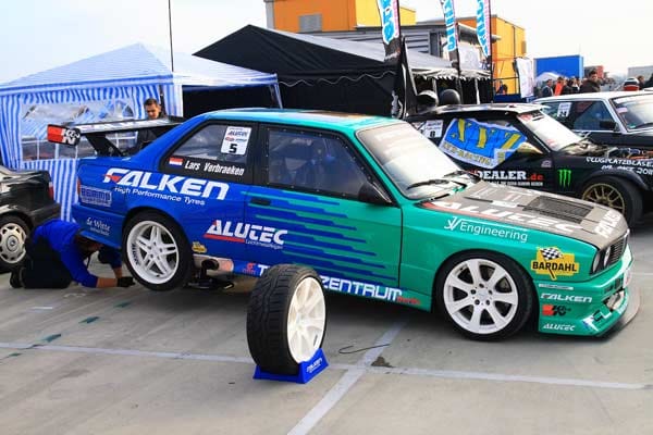 "Ein eigentlich außer Kontrolle geratenes Auto noch zu kontrollieren - das ist die Kunst am Driften”, erklärt mir der ehemalige Drift-Champion Lars Verbraeken, der gerade an seinem 460-PS-BMW Hand anlegt. "Ein eigentlich außer Kontrolle geratenes Auto noch zu kontrollieren - das ist die Kunst am Driften”, erklärt mir der ehemalige Drift-Champion Lars Verbraeken, der gerade an seinem 460-PS-BMW Hand anlegt.