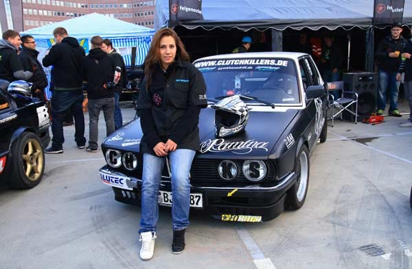 Auch eine Frau war unter den Startern: Die 23-jährige Sina Huttenlocher alias Burnoutqueen vor ihrem aufgemotzten BMW mit 240 Pferdestärken. Auch eine Frau war unter den Startern: Die 23-jährige Sina Huttenlocher alias Burnoutqueen vor ihrem aufgemotzten BMW mit 240 Pferdestärken.