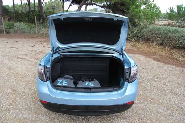 Weil die Batterien viel Platz benötigen bieten Elektroautos nur wenig Laderaum. In den Kofferraum des Renault Fluence Z.E. passen nur 317 Liter.