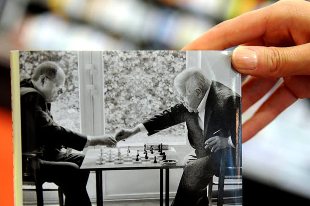 Schmidt und Steinbrück - offenbar keine besonders erfahrenen Schachexperten