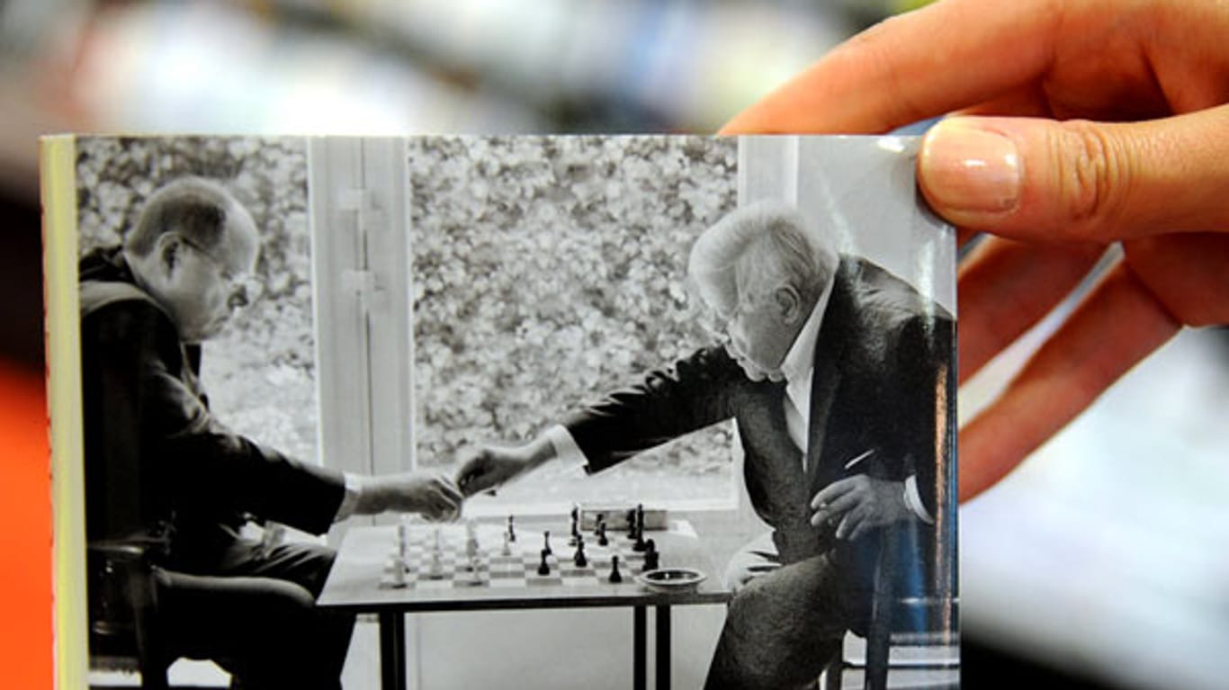 Schmidt und Steinbrück - offenbar keine besonders erfahrenen Schachexperten