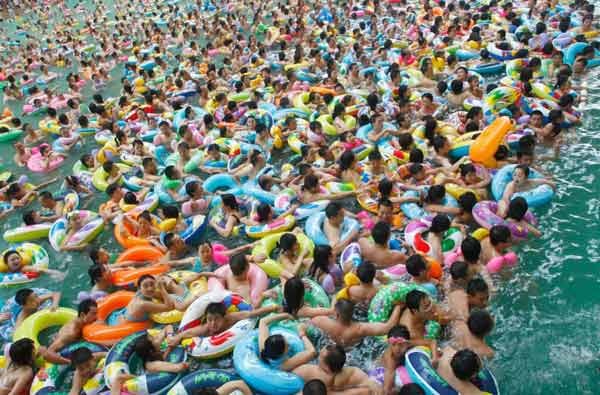 China ist das bevölkerungsreichste Land der Erde. Durch die Ein-Kind-Politik hat die Regierung die Bevölkerungsexplosion einigermaßen in den Griff bekommen. China ist das bevölkerungsreichste Land der Erde. Durch die Ein-Kind-Politik hat die Regierung die Bevölkerungsexplosion einigermaßen in den Griff bekommen.