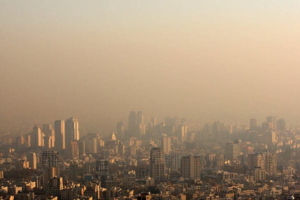 Schlimmste Folge der Verstädterung ist die Umweltverschmutzung. Smog - wie hier in Teheran - ist in fast allen Millionenstädten an der Tagesordnung. Schlimmste Folge der Verstädterung ist die Umweltverschmutzung. Smog - wie hier in Teheran - ist in fast allen Millionenstädten an der Tagesordnung.