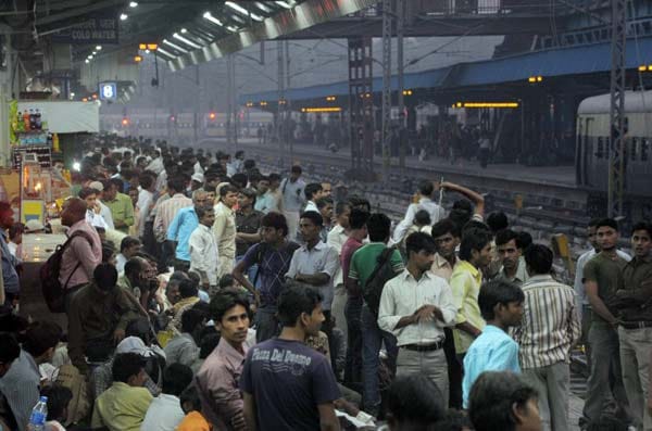 Ein Bahnsteig in Neu-Delhi. Indien ist das zweite Milliardenvolk der Erde, und wird China in zehn Jahren als bevölkerungsreichstes Land ablösen. Ein Bahnsteig in Neu-Delhi. Indien ist das zweite Milliardenvolk der Erde, und wird China in zehn Jahren als bevölkerungsreichstes Land ablösen.