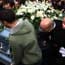 Während der Sarg zu seiner letzten Ruhestätte getragen wird, erklingt Marcos Lieblingslieds - ein Song des italienischen Rock-Musikers Vasco Rossi.