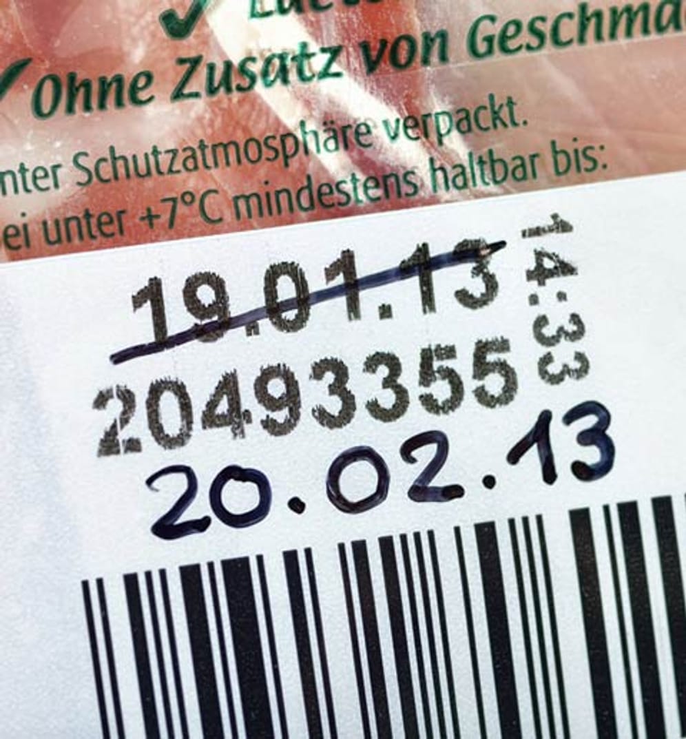 Durchgestrichenes Datum auf einer Verpackung: Das Mindesthaltbarkeitsdatum gibt die empfohlene Aufbrauchfrist von Lebensmitteln bei sachgerechter Lagerung an.