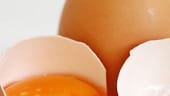 Halbiertes Ei: Eier sind im Kühlschrank zwei bis vier Wochen nach Ablauf des Mindesthaltbarkeitsdatums haltbar.
