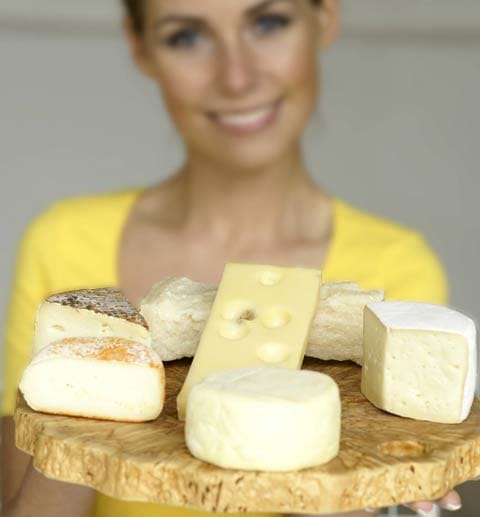 Verschiedene Käsesorten auf einem Brett: Käse bildet bereits kurz nach Ablauf des Verfallsdatums vermehrt Schimmel und Hefebakterien aus, was allerdings mit bloßem Auge nicht zu erkennen ist.