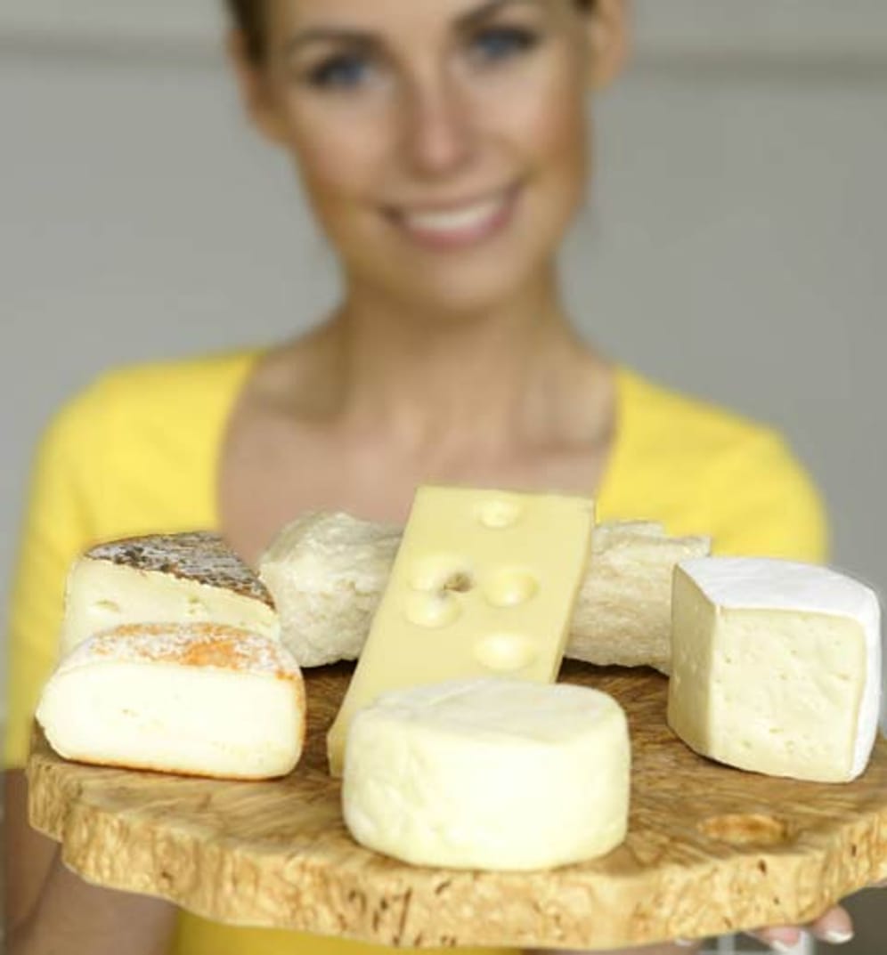 Verschiedene Käsesorten auf einem Brett: Käse bildet bereits kurz nach Ablauf des Verfallsdatums vermehrt Schimmel und Hefebakterien aus, was allerdings mit bloßem Auge nicht zu erkennen ist.
