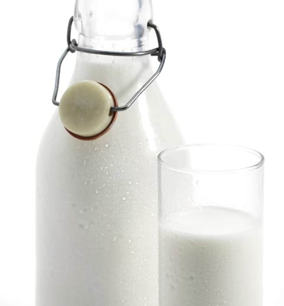 Milch in einer Flasche: Pasteurisierte Milch, die geöffnet im Kühlschrank gelagert wird, ist auch noch zwei bis drei Tage nach Ablauf des Verfallsdatums genießbar.