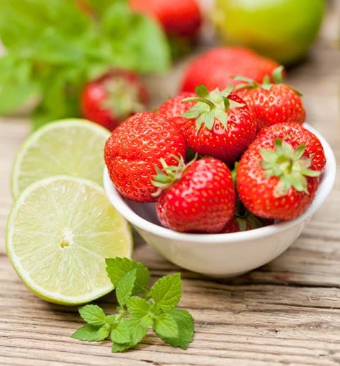 Erdbeeren: Je wasserhaltiger ein Lebensmittel, desto eher verteilen sich Schimmelpilze unsichtbar im Lebensmittel.