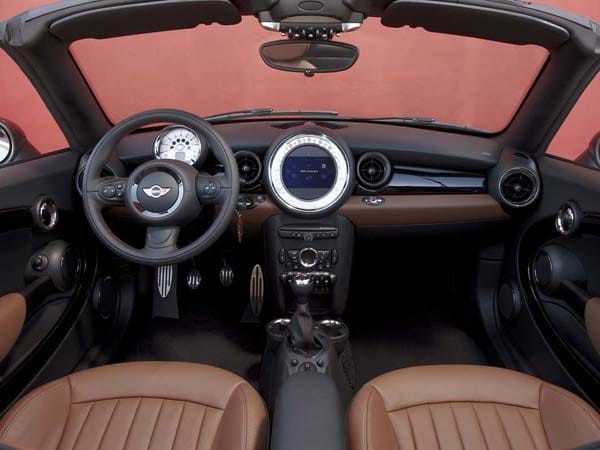 Fahrercockpit: Im direkten Vergleich zum Mini Cabrio fällt der um 13 Grad stärker geneigte Windschutzscheibenrahmen auf.