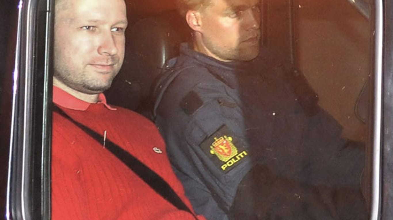 Massenmörder Breivik (links) im Juli beim Verlassen eines Gerichts in Oslo, begleitet von einem Polizisten