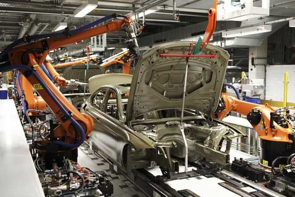 Darüber hinaus wurden im Karosseriebau zahlreiche neue Roboteranlagen installiert.