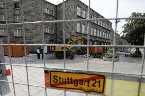 Eklat um "Stuttgart 21": Ein Gericht verhängt einen Baustopp - die Eisenbahn-Behörde erlaubt das Weiterbauen
