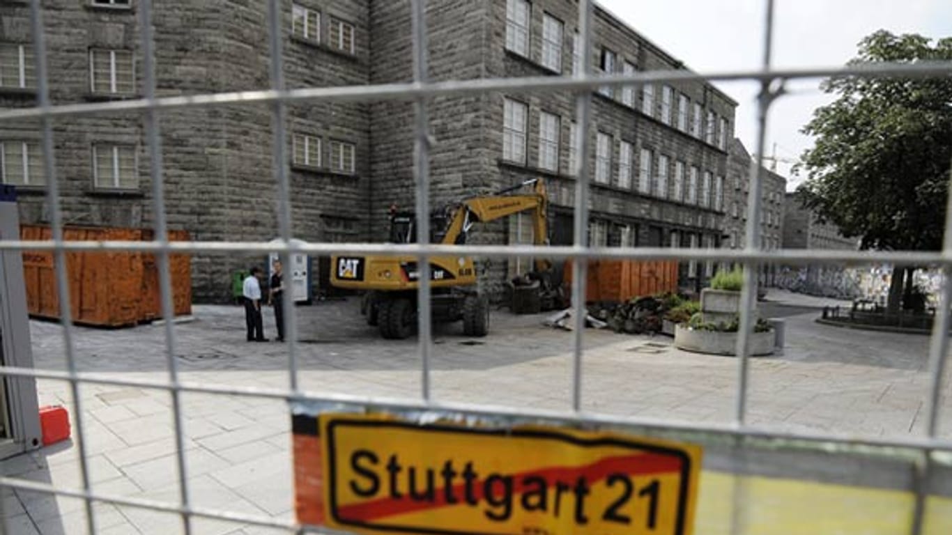 Eklat um "Stuttgart 21": Ein Gericht verhängt einen Baustopp - die Eisenbahn-Behörde erlaubt das Weiterbauen