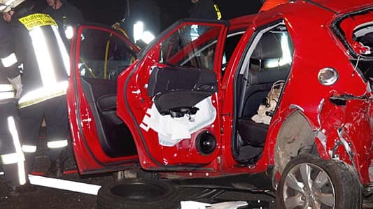 Einer der zerstörten Pkws an der Unfallstelle auf der A5