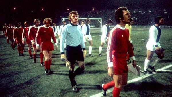 Am 6. November 1974 stehen sich in Magdeburg der gastgebende 1. FC Magdeburg und der FC Bayern München (vorne) gegenüber.