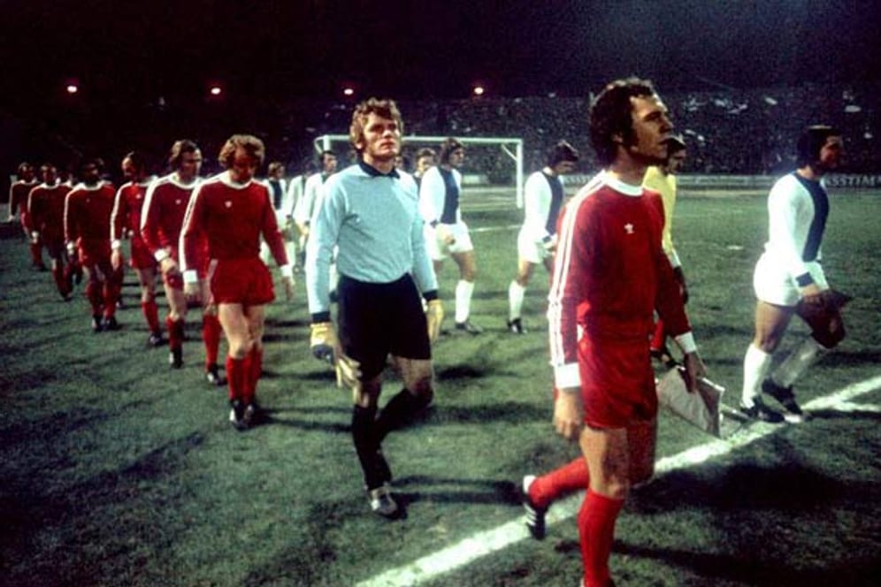Am 6. November 1974 stehen sich in Magdeburg der gastgebende 1. FC Magdeburg und der FC Bayern München (vorne) gegenüber.